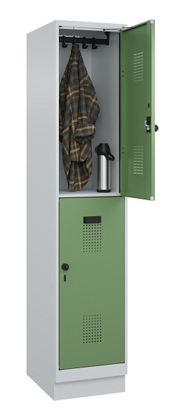 C+P Doppelstöckiger Spind Evolo PLUS, mit Sockel, 2 Fächer, 1950x400x500mm, 7035, Frontfarbe RAL 6011 Resedagrün, Drehriegel, 049320-12 S10010
