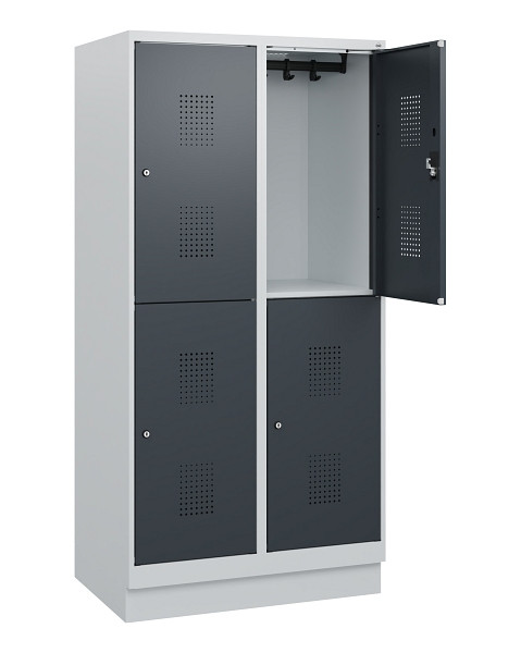 C+P Doppelstöckiger Spind Evolo PLUS, Sockel, 4 Fächer, 1630x800x500mm, 7035/701, Zylinderschloss, 0493205-22 S10039