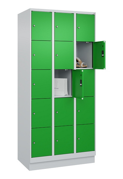 C+P Schließfachschrank Evolo PLUS, mit Sockel, 15 Fächer, 1950x900x500mm, 7035/6, Frontfarbe RAL 6037 Reingrün, 049020-305 S10011