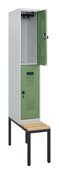 C+P Doppelstöckiger Spind Evolo PLUS, Bank, 2 Fächer, 1950x300x815mm, 7035/6011, Drehriegel, Sitzfläche Buche-Hartholz, Sitzbank, 0493505-10 S10010