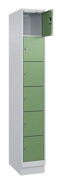 C+P Schließfachschrank Evolo PLUS, mit Sockel, 6 Fächer, 1950x300x500mm, 7035/60, Frontfarbe RAL 6011 Resedagrün, 049020-106 S10010