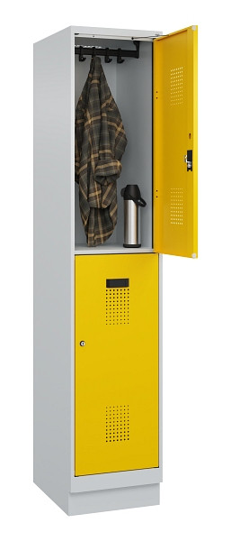 C+P Doppelstöckiger Spind Evolo PLUS, mit Sockel, 2 Fächer, 1950x400x500mm, 7035, Frontfarbe RAL 1023 Verkehrsgelb, Zylinderschloss, 049320-12 S10028