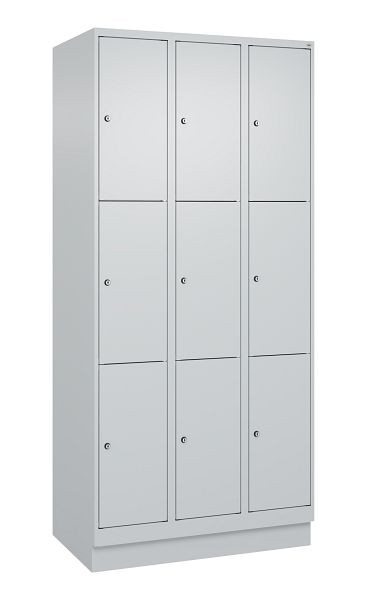 C+P Schließfachschrank Classic PLUS, Sockel, 3 Abteile mit je 3 Fächern, 1950x900x500mm, 7035/7035, 080020-303 S10009