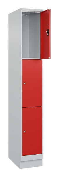 C+P Schließfachschrank Evolo PLUS, mit Sockel, 3 Fächer, 1950x300x500mm, 7035/30, Frontfarbe RAL 3020 Verkehrsrot, 049020-103 S10005