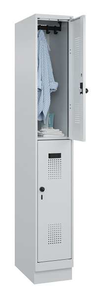 C+P Doppelstöckiger Spind Evolo PLUS, mit Sockel, 2 Fächer, 1950x300x500mm, 7035, Frontfarbe RAL 7035 Lichtgrau, Drehriegel, 049320-10 S10013
