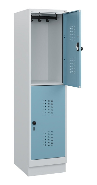C+P Doppelstöckiger Spind Evolo PLUS, Sockel, 2 Fächer, 1630x400x500mm, 7035/001, Drehriegel, 0493205-12 S10009