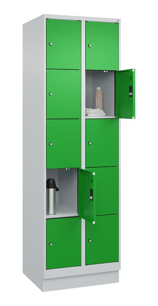 C+P Schließfachschrank Evolo PLUS, mit Sockel, 10 Fächer, 1950x600x500mm, 7035/6, Frontfarbe RAL 6037 Reingrün, 049020-205 S10011