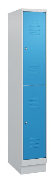 C+P Doppelstöckiger Spind Classic PLUS, Sockel, 1800x300x500mm, 7035/5012, Zylinderschlösser, 0803207-10 S10019
