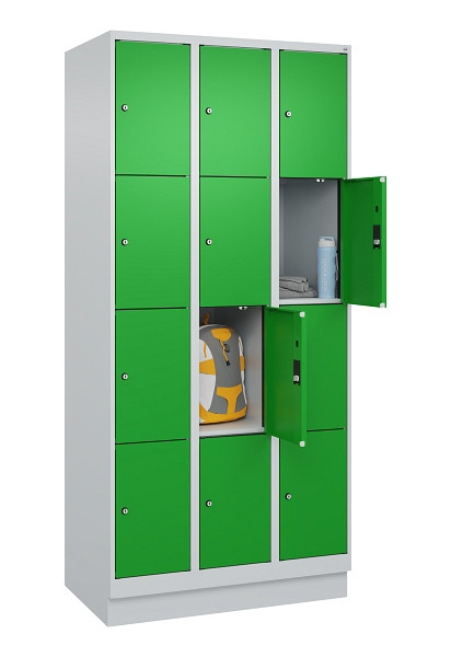 C+P Schließfachschrank Evolo PLUS, mit Sockel, 12 Fächer, 1950x900x500mm, 7035/6, Frontfarbe RAL 6037 Reingrün, 049020-304 S10011