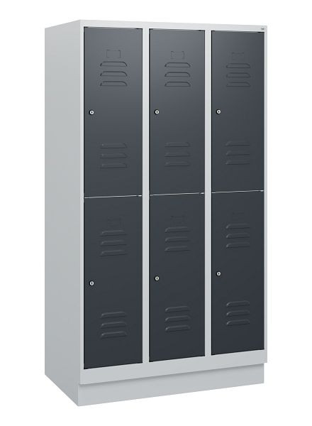 C+P Doppelstöckiger Spind Classic PLUS, Sockel, 3 Abteile, 1630x900x500mm, 7035/7016, Zylinderschlösser, 0803205-30 S10038