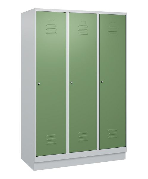 C+P Umkleidespind Classic PLUS, Sockel, 3 Abteile, 1800x1200x500mm, 7035/6011, Zylinderschlösser, 0800207-32 S10021