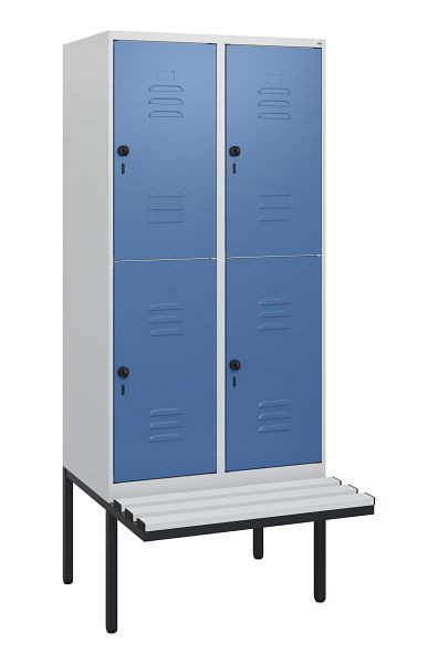 C+P Doppelstöckiger Spind Classic PLUS, 2 Abteile, 1950x800x815mm, 7035/5023, Drehriegel, mit Untergestell und schwebender Sitzfläche, 0803405-22 S10065