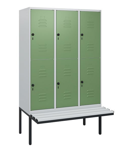 C+P Doppelstöckiger Spind Classic PLUS, 3 Abteile, 1950x1200x815mm, 7035/6011, Drehriegel, mit Untergestell und schwebender Sitzfläche, 0803405-32 S10066