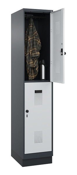 C+P Doppelstöckiger Spind Evolo PLUS, mit Sockel, 2 Fächer, 1950x400x500mm, 7016, Frontfarbe RAL 7035 Lichtgrau, Drehriegel, 049320-12 S10017