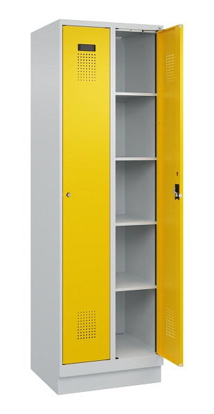 C+P Wäsche-Spind Evolo PLUS, mit Sockel, 2 Abteile, 1950x600x500mm, 7035/1023, Verschluss Zylinderschloss, Ablageböden 8, 049020-20B S10028