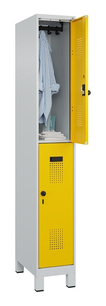 C+P Doppelstöckiger Spind Evolo PLUS, mit Füßen, 2 Fächer, 1950x300x500mm, 7035, Frontfarbe RAL 1023 Verkehrsgelb, Drehriegel, 049310-10 S10001