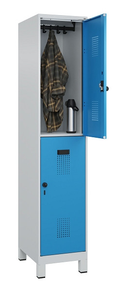C+P Doppelstöckiger Spind Evolo PLUS, mit Füßen, 2 Fächer, 1950x400x500mm, 7035, Frontfarbe RAL 5012 Lichtblau, Drehriegel, 049310-12 S10007