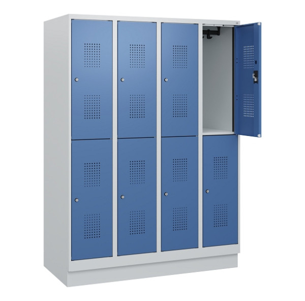 C+P Doppelstöckiger Spind Evolo PLUS, Sockel, 8 Fächer, 1630x1200x500mm, 7035/50, Frontfarbe RAL 5023 Fernblau, Zylinderschloss, 0493205-40 S10033