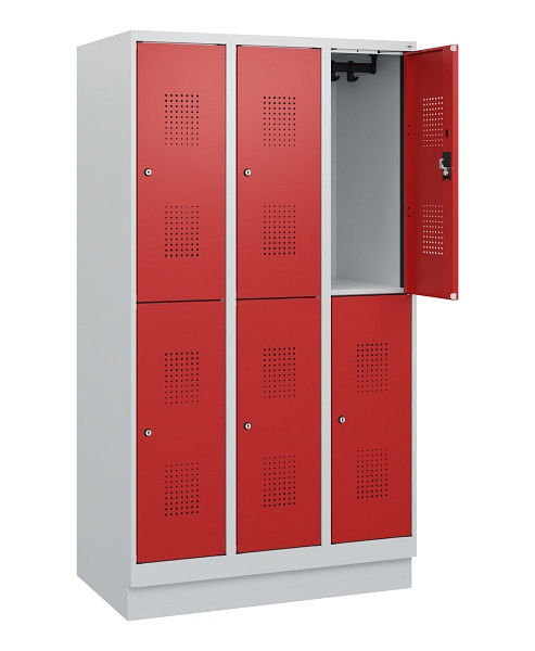 C+P Doppelstöckiger Spind Evolo PLUS, Sockel, 6 Fächer, 1630x900x500mm, 7035/300, Frontfarbe RAL 3000 feuerrot, Zylinderschloss, 0493205-30 S10024
