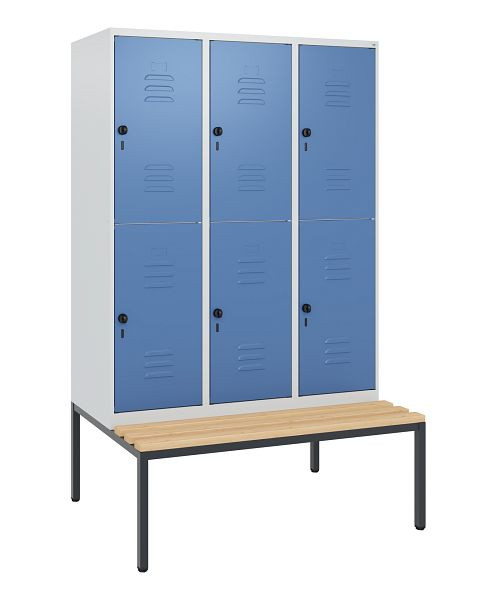 C+P Doppelstöckiger Spind Classic PLUS, 3 Abteile, 1950x1200x815mm, 7035/5023, Drehriegel, Buche-Sitzleisten, mit untergebauter Sitzbank, 0803505-32 S10005