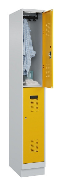 C+P Doppelstöckiger Spind Evolo PLUS, mit Sockel, 2 Fächer, 1950x300x500mm, 7035, Frontfarbe RAL 1004 Goldgelb, Zylinderschloss, 049320-10 S10027