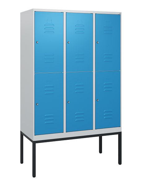 C+P Doppelstöckiger Spind Classic PLUS, Gestell, 3 Abteile, 1950x1200x500mm, 7035/5012, Zylinderschlösser, 0803305-32 S10034