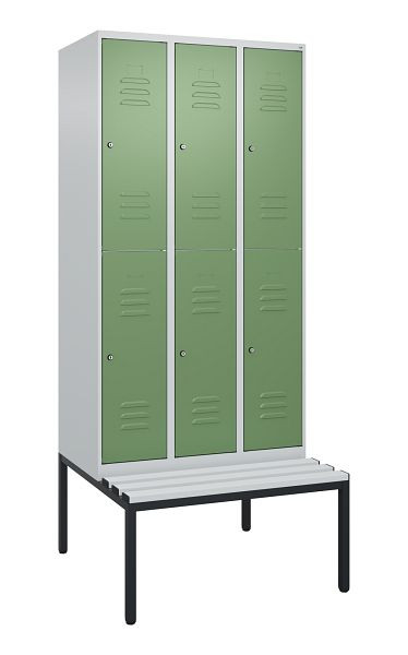 C+P Doppelstöckiger Spind Classic PLUS, 3 Abteile, 2120x900x815mm, 7035/6011, Zylinderschlösser, mit untergebauter Sitzbank, 0803507-30 S10021
