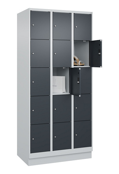 C+P Schließfachschrank Evolo PLUS, mit Sockel, 15 Fächer, 1950x900x500mm, 7035/7, Frontfarbe RAL 7016 Anthrazitgrau, 049020-305 S10012