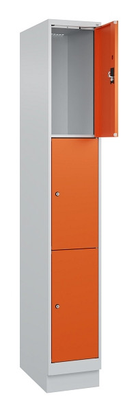 C+P Schließfachschrank Evolo PLUS, mit Sockel, 3 Fächer, 1950x300x500mm, 7035/20, 049020-103 S10002