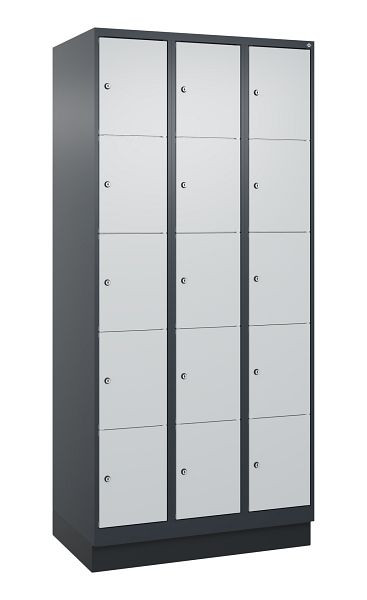 C+P Schließfachschrank Classic PLUS, Sockel, 3 Abteile mit je 5 Fächern, 1950x900x500mm, 7016/7035, 080020-305 S10016