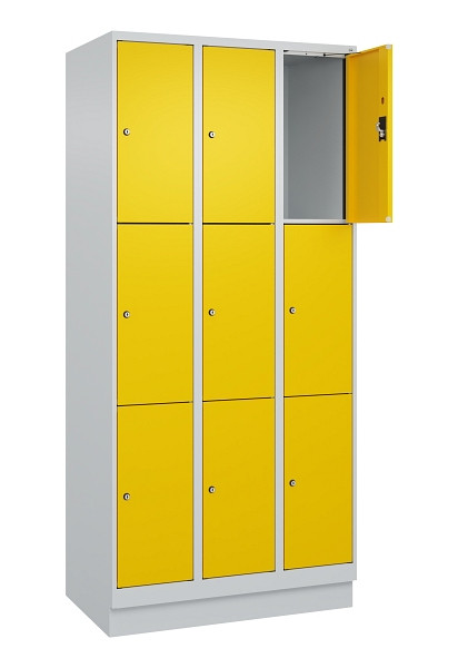 C+P Schließfachschrank Evolo PLUS, mit Sockel, 9 Fächer, 1950x900x500mm, 7035/10, Frontfarbe RAL 1023 Verkehrsgelb, 049020-303 S10001