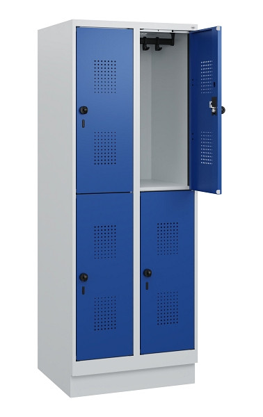 C+P Doppelstöckiger Spind Evolo PLUS, Sockel, 4 Fächer, 1630x600x500mm, 7035/501, Frontfarbe RAL 5010 Enzianblau, Drehriegel, 0493205-20 S10006