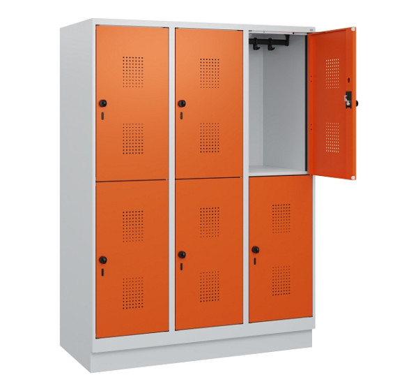 C+P Doppelstöckiger Spind Evolo PLUS, Sockel, 6 Fächer, 1630x1200x500mm, 7035/20, Drehriegel, 0493205-32 S10002