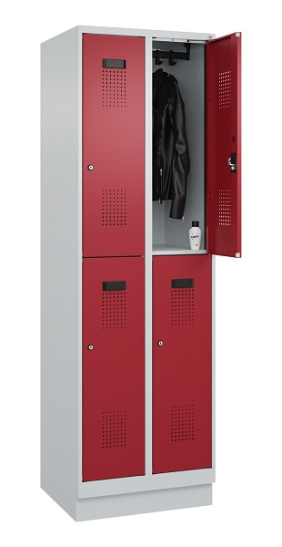 C+P Doppelstöckiger Spind Evolo PLUS, mit Sockel, 4 Fächer, 1950x600x500mm, 7035, Frontfarbe RAL 3003 Rubinrot, Zylinderschloss, 049320-20 S10031
