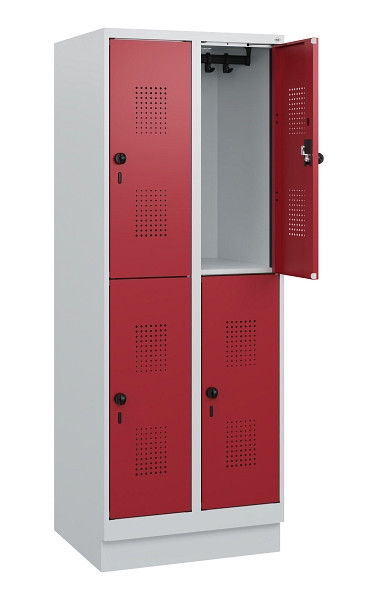 C+P Doppelstöckiger Spind Evolo PLUS, Sockel, 4 Fächer, 1630x600x500mm, 7035/300, Frontfarbe RAL 3003 Rubinrot, Drehriegel, 0493205-20 S10004