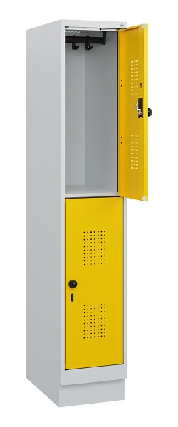 C+P Doppelstöckiger Spind Evolo PLUS, Sockel, 2 Fächer, 1630x300x500mm, 7035/102, Drehriegel, 0493205-10 S10001