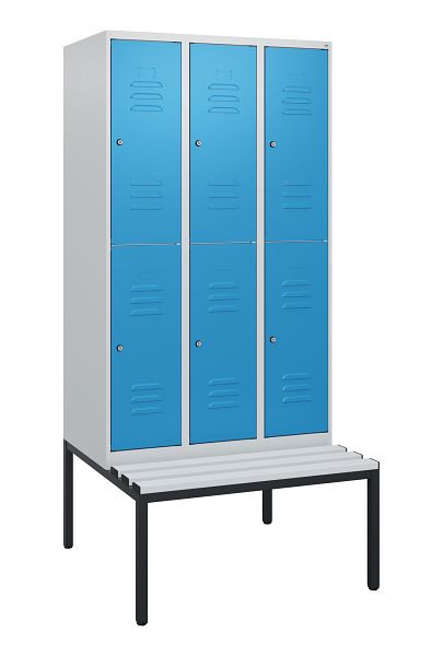 C+P Doppelstöckiger Spind Classic PLUS, 3 Abteile, 1950x900x815mm, 7035/5012, Zylinderschlösser, mit untergebauter Sitzbank, 0803505-30 S10079