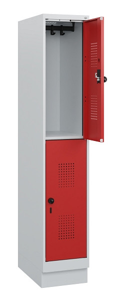 C+P Doppelstöckiger Spind Evolo PLUS, Sockel, 2 Fächer, 1630x300x500mm, 7035/300, Frontfarbe RAL 3000 feuerrot, Drehriegel, 0493205-10 S10003