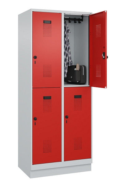 C+P Doppelstöckiger Spind Evolo PLUS, mit Sockel, 4 Fächer, 1950x800x500mm, 7035, Frontfarbe RAL 3020 Verkehrsrot, Drehriegel, 049320-22 S10005
