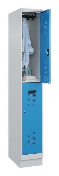 C+P Doppelstöckiger Spind Evolo PLUS, mit Sockel, 2 Fächer, 1950x300x500mm, 7035, Frontfarbe RAL 5012 Lichtblau, Zylinderschloss, 049320-10 S10034