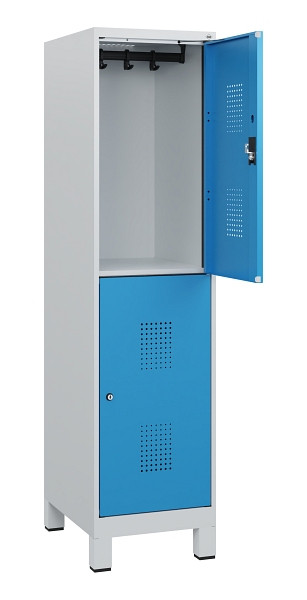 C+P Doppelstöckiger Spind Evolo PLUS, Füße, 2 Fächer, 1630x400x500mm, 7035/5012, Zylinderschloss, 0493105-12 S10031
