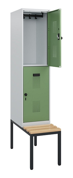 C+P Doppelstöckiger Spind Evolo PLUS, Bank, 2 Fächer, 1950x400x815mm, 7035/6011, Drehriegel, Sitzfläche Buche-Hartholz, Sitzbank, 0493505-12 S10010