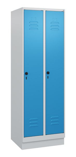 C+P Umkleidespind Classic PLUS mit Mitteltrennwand, Sockel, 2 Abteile, 1800x600x500mm, 7035/5012, Drehriegel, 0800207-20F S10004