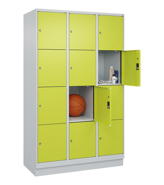 C+P Schließfachschrank Evolo PLUS, mit Sockel, 12 Fächer, 1950x1200x500mm, 7035/1108060 RDS Clowngrün, Abteile 3, Abteilbreite 400 mm, 049020-324 S10015