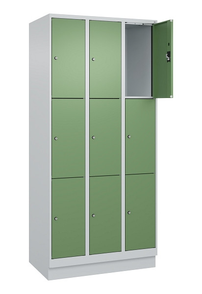 C+P Schließfachschrank Evolo PLUS, mit Sockel, 9 Fächer, 1950x900x500mm, 7035/60, Frontfarbe RAL 6011 Resedagrün, 049020-303 S10010