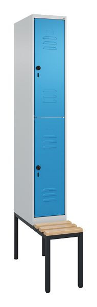 C+P Doppelstöckiger Spind Classic PLUS, Bank, 2120x300x815mm, 7035/5012, Drehriegel, Sitzleisten aus Buche, mit untergebauter Sitzbank, 0803507-10 S10004