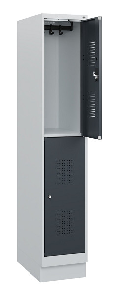 C+P Doppelstöckiger Spind Evolo PLUS, Sockel, 2 Fächer, 1630x300x500mm, 7035/701, Zylinderschloss, 0493205-10 S10039