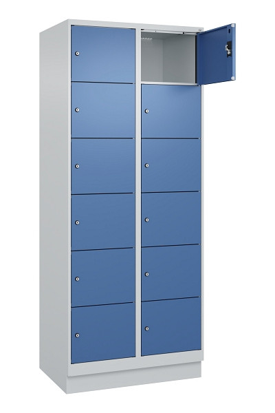 C+P Schließfachschrank Evolo PLUS, mit Sockel, 12 Fächer, 1950x800x500mm, 7035/5, Frontfarbe RAL 5023 Fernblau, 049020-226 S10008