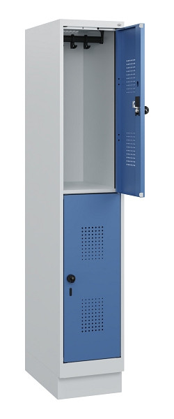 C+P Doppelstöckiger Spind Evolo PLUS, Sockel, 2 Fächer, 1630x300x500mm, 7035/502, Drehriegel, 0493205-10 S10008