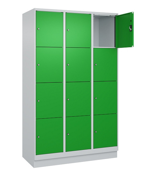 C+P Schließfachschrank Evolo PLUS, mit Sockel, 12 Fächer, 1950x1200x500mm, 7035/6037 Reingrün, Abteile 3, Abteilbreite 400 mm, 049020-324 S10011
